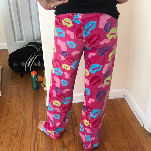 Pink pajama pants with lip pattern - Picture 2 of 3